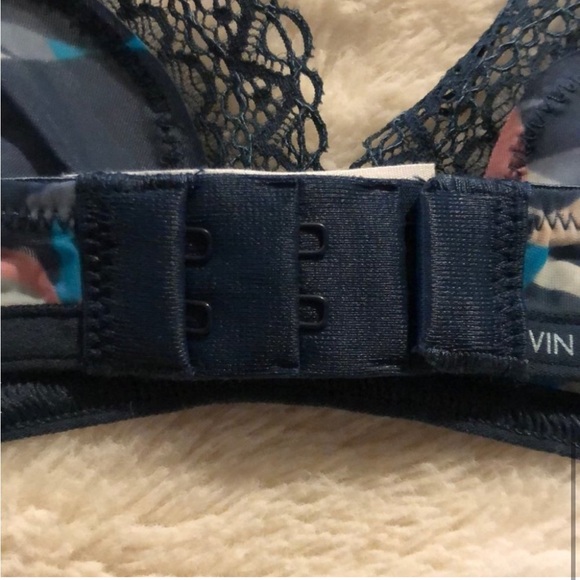 Calvin Klein Women SHEER MARQ Lace Triangle Bra - Picture 6 of 7